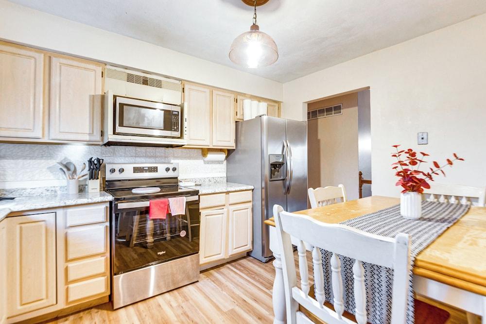 12 Mi to Dtwn St Louis: Family Home w/ Fireplaces!