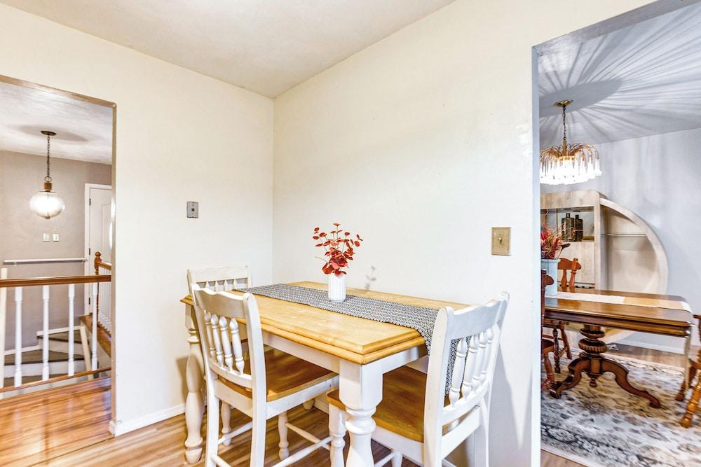 12 Mi to Dtwn St Louis: Family Home w/ Fireplaces!