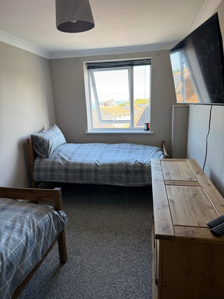 Cozy Coastal Retreat in Colwyn bay Sleeps 8