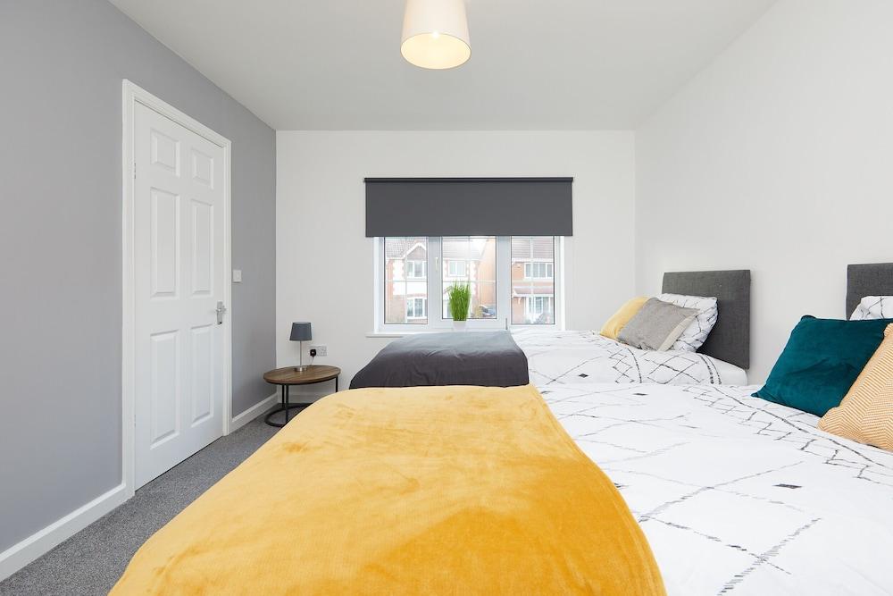 2 Bed Derby House- Parking - Rolls Royce