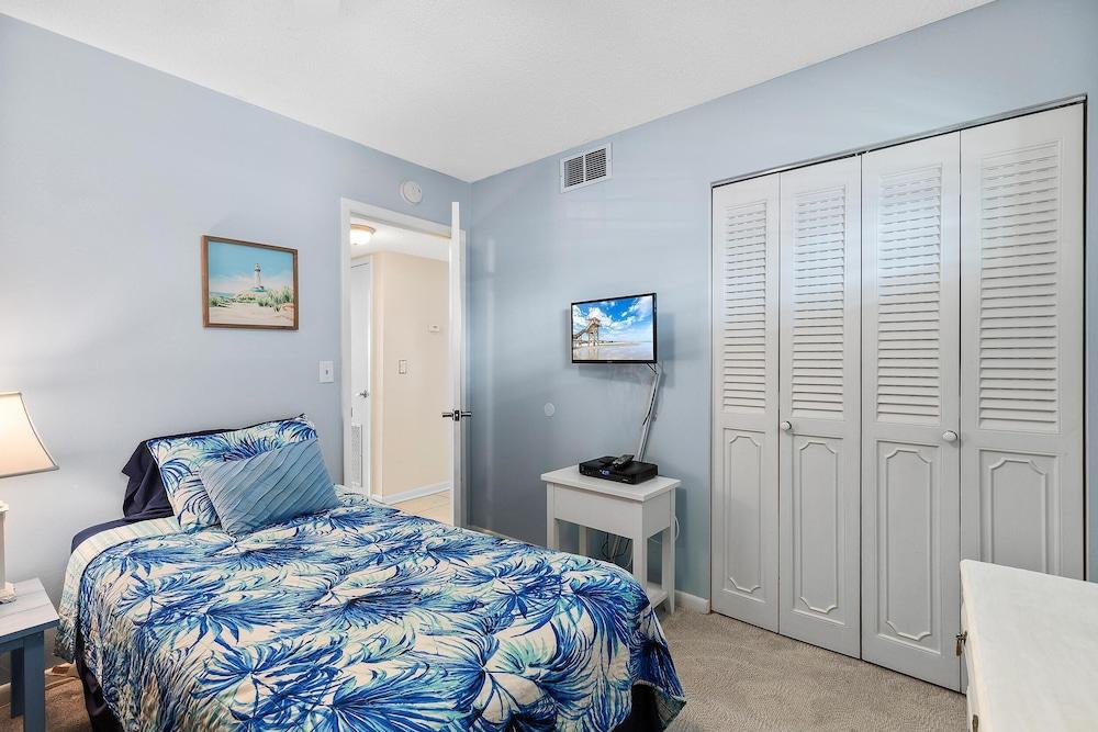 Sea Coast Gardens III 112