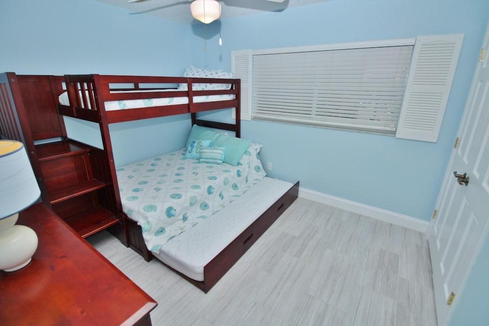 Sea Coast Gardens III 302