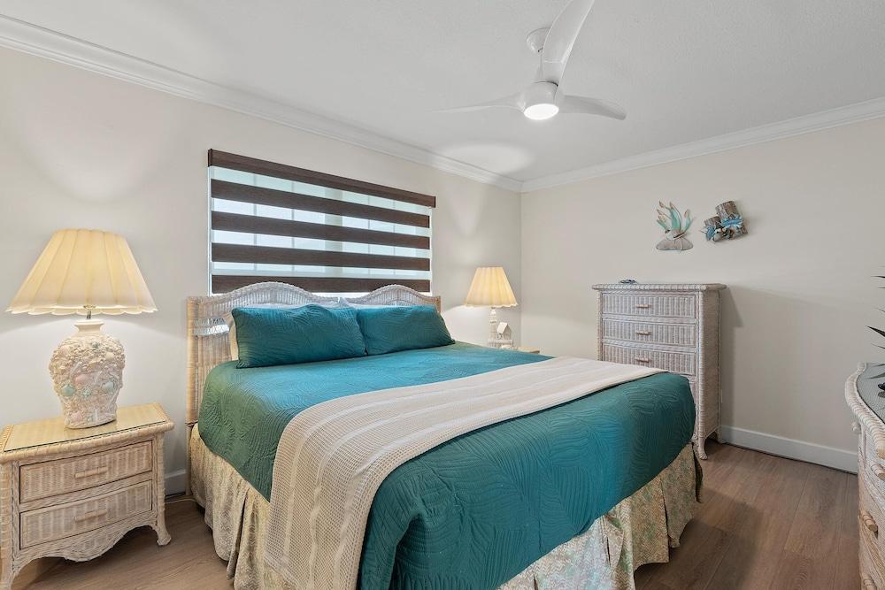 Colony Beach Club 225