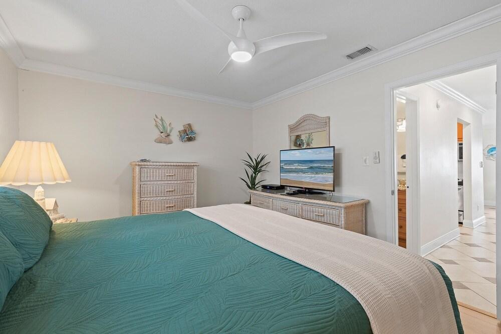 Colony Beach Club 225