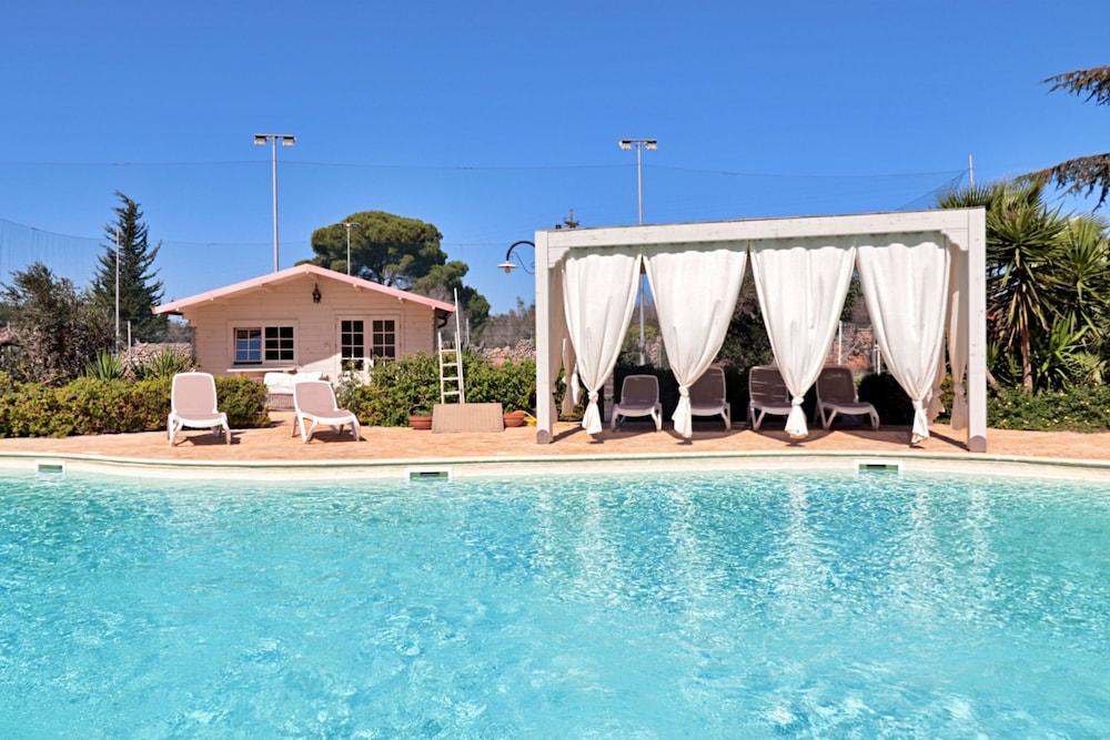 Villa Velisia - Con Ampia Piscina E Campo Da Gioco Privato