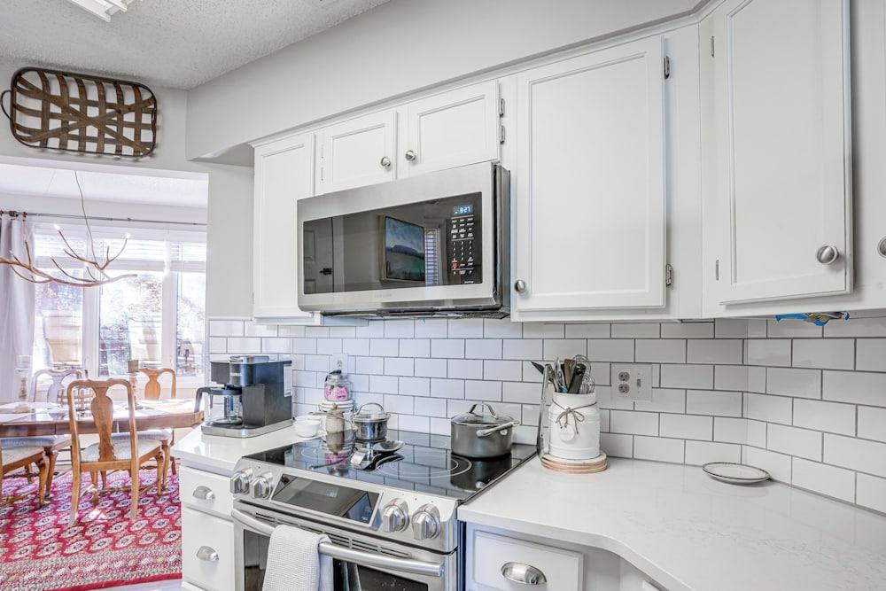 Modern Townhome at Wintergreen Resort