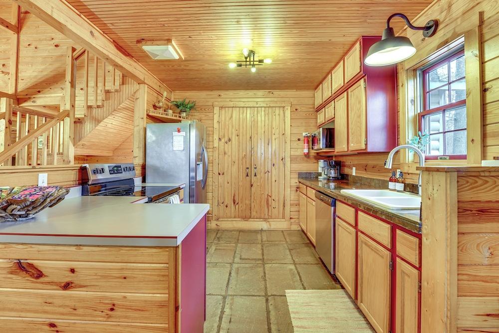 5 Mi to Beaver Lake: Family Cabin w/ Game Room