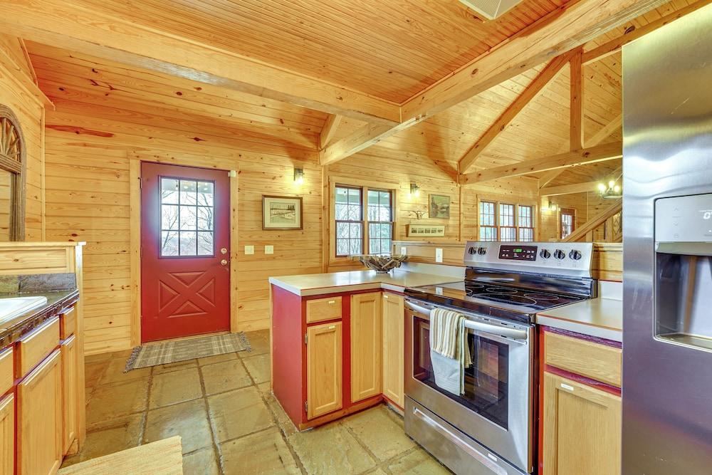 5 Mi to Beaver Lake: Family Cabin w/ Game Room