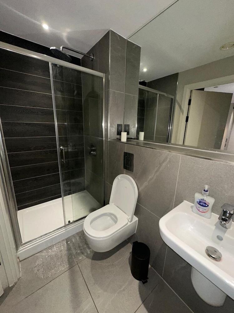 2br-2ensuite-balcony-cityview-parking-central