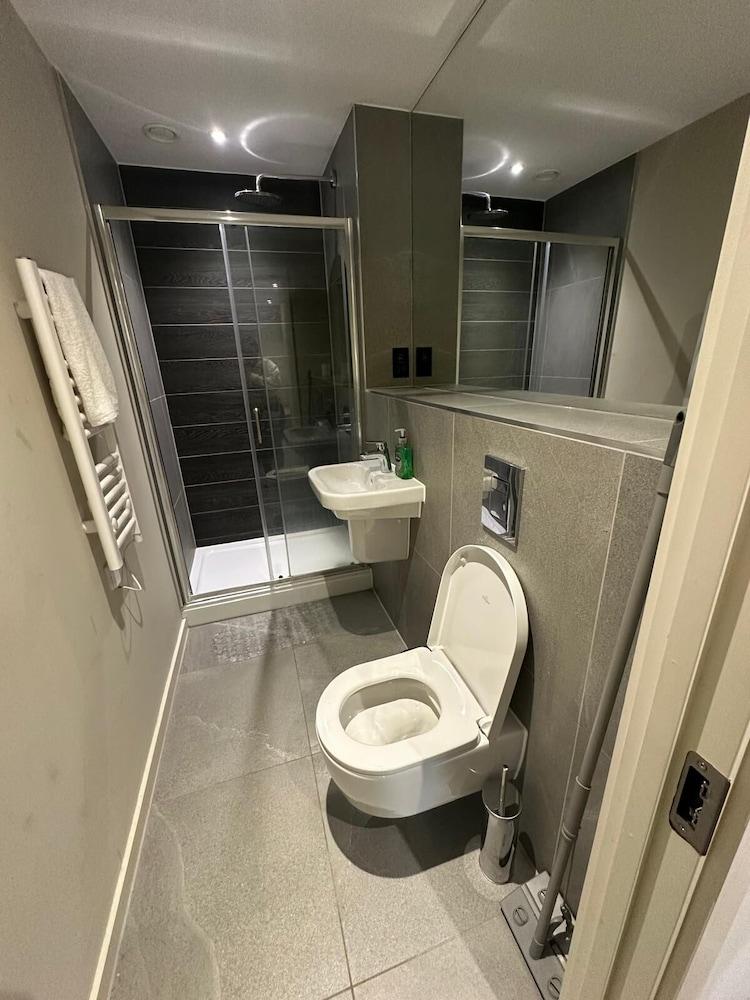 2br-2ensuite-balcony-cityview-parking-central