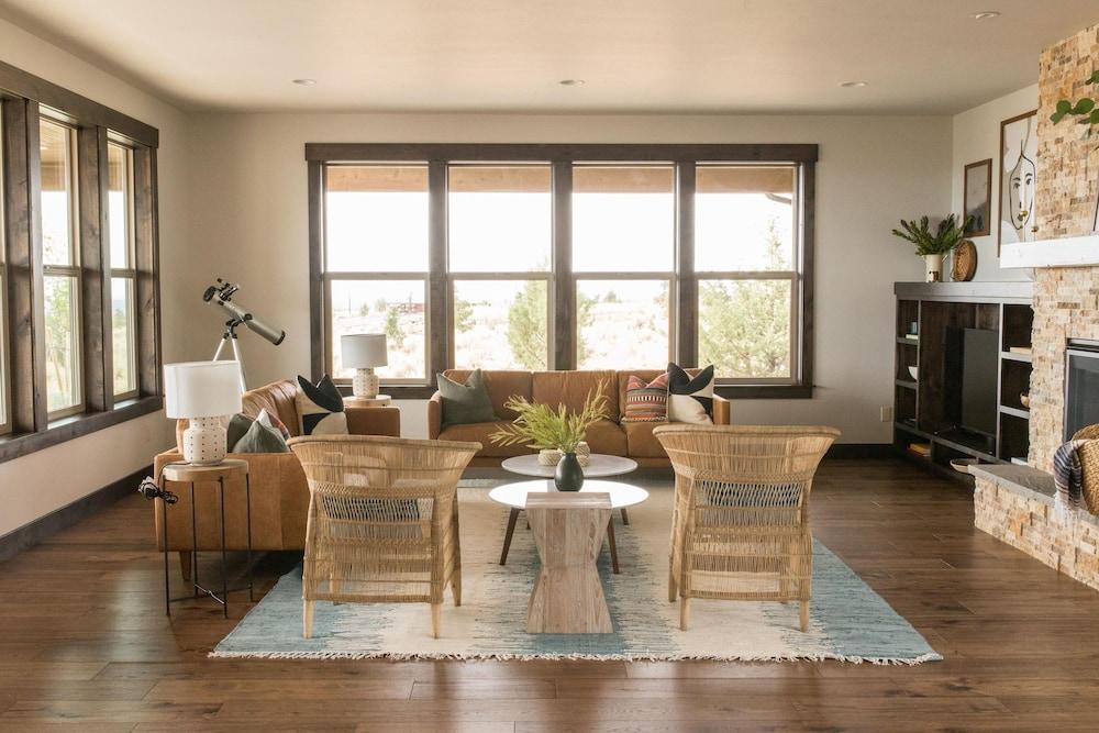 Clint by Avantstay Located Within The Brasada Ranch Community Golf Course Pool Hot Tub