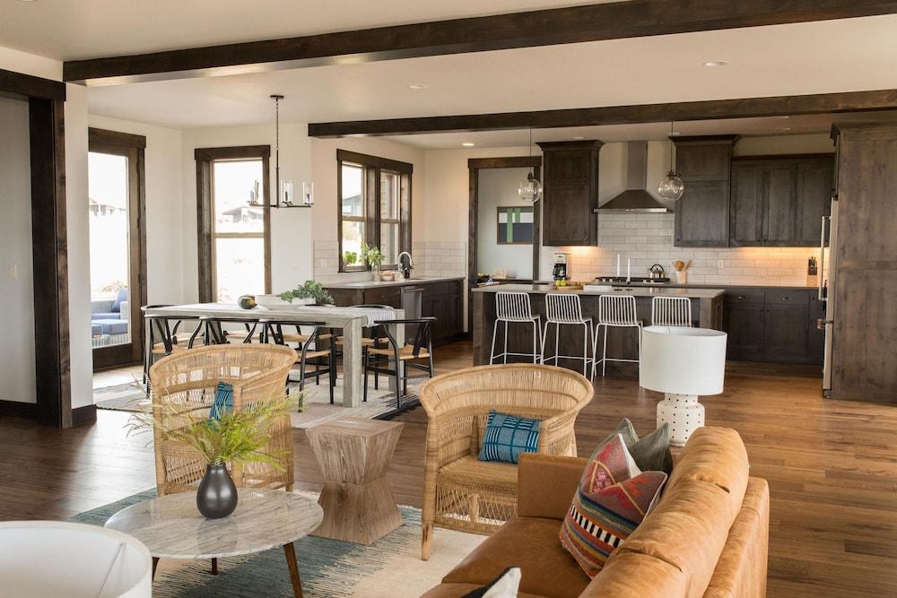 Clint by Avantstay Located Within The Brasada Ranch Community Golf Course Pool Hot Tub