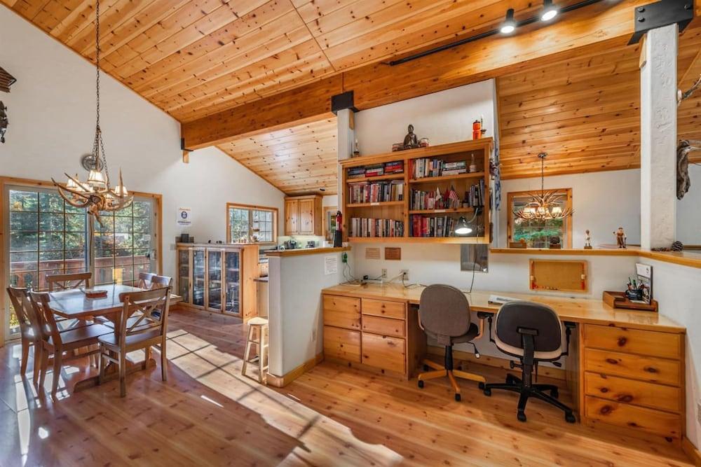 Wolf s Lair by Avantstay Swiss Chalet w Private Hot Tub Access to Northstar Resort Community