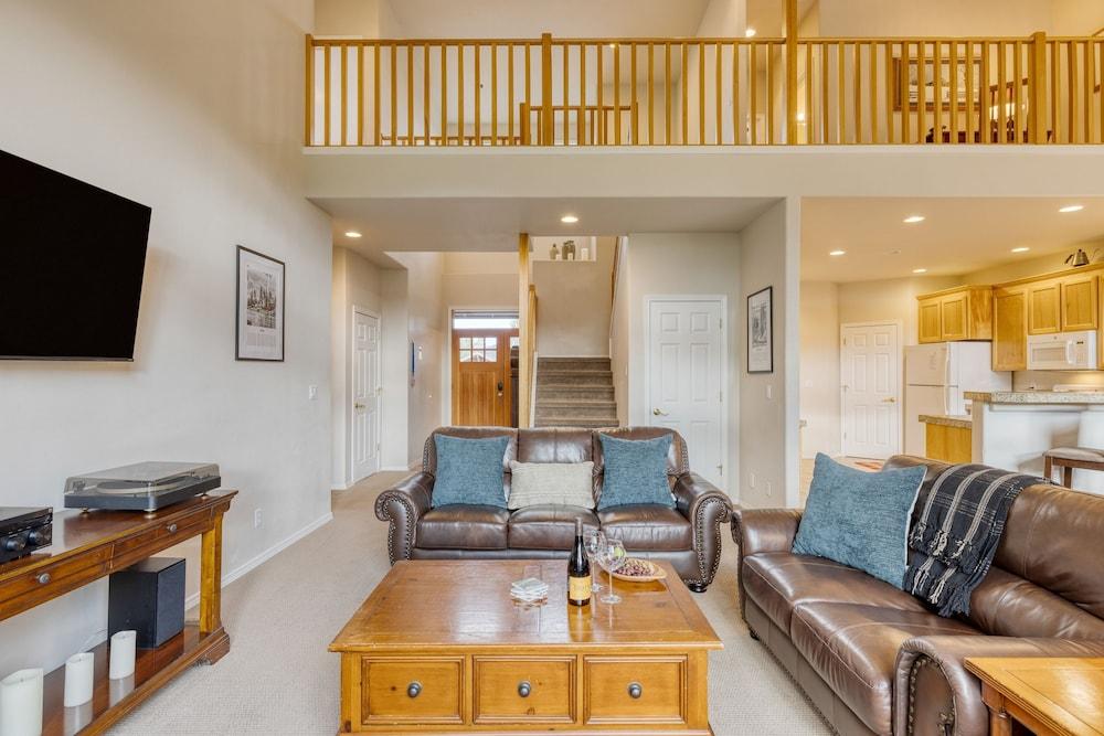 Forest Ridge Loop by Avantstay Hot Tub Private Community Amenities