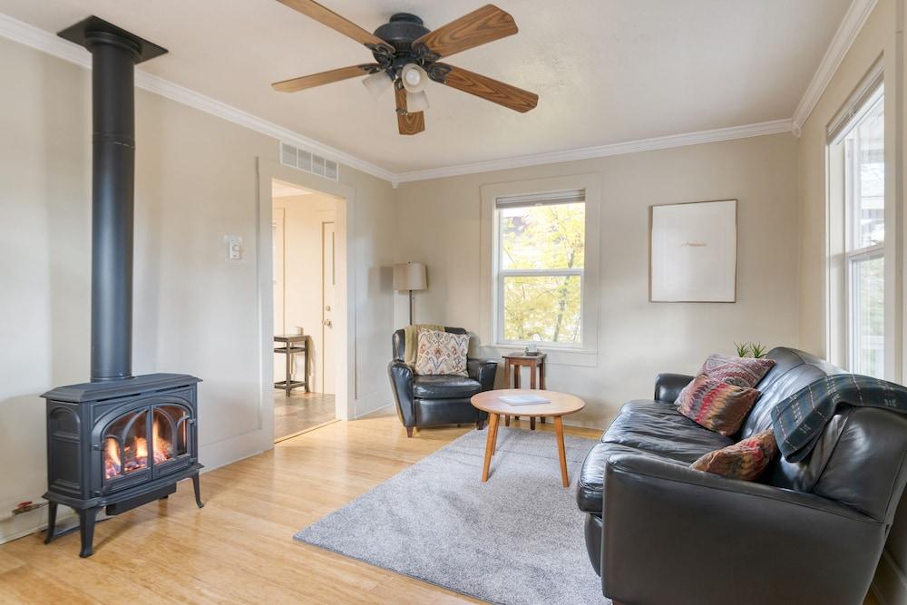 Riverfront Bend by Avantstay Private Dock Kayaks Large Yard w Views Hot Tub