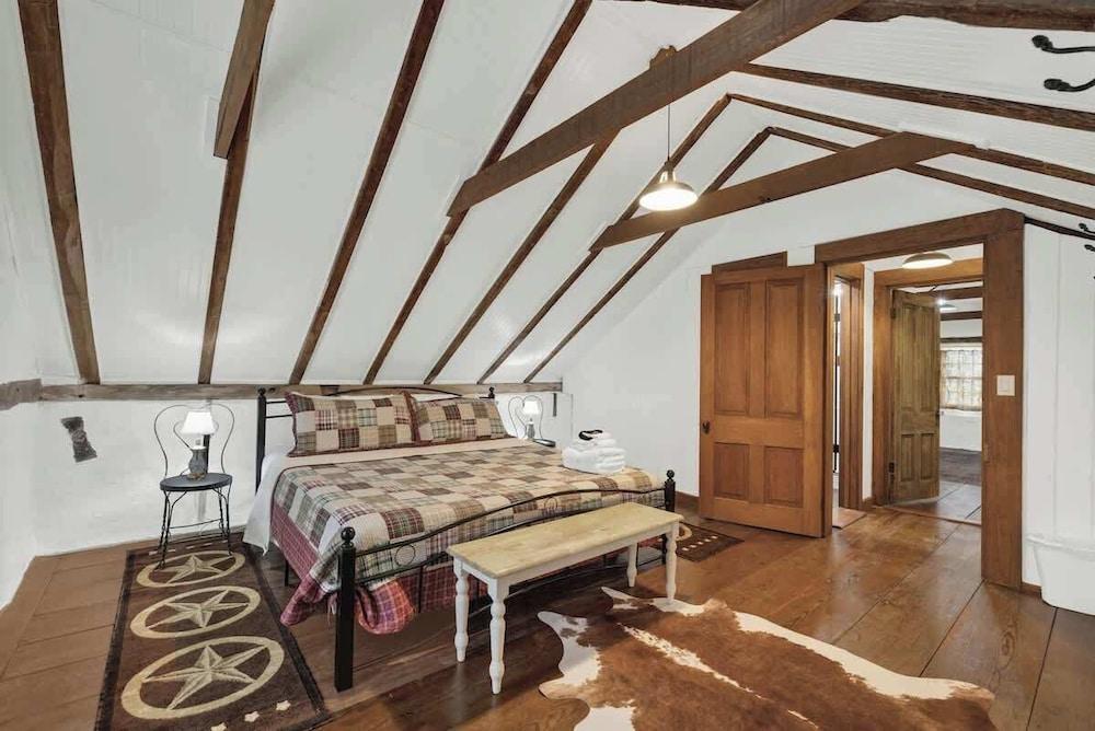 Rocking Ox Gasthaus and Barn Cabin