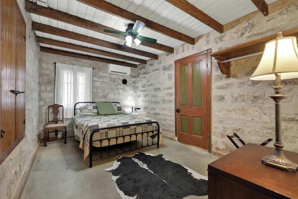 Rocking Ox Gasthaus and Barn Cabin