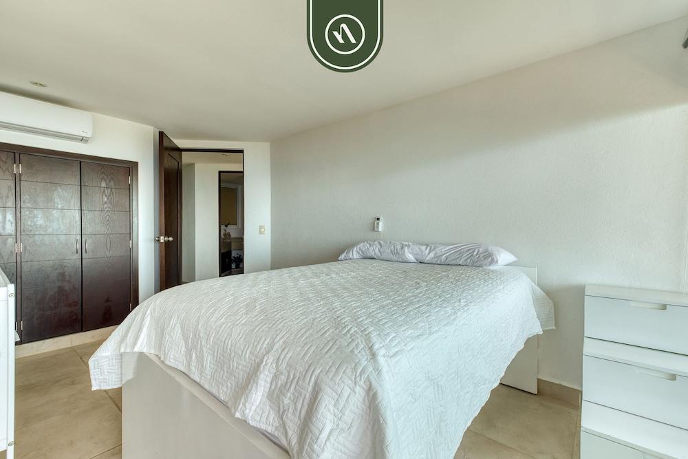 Ibiza 104 Gh03 in Acapulco