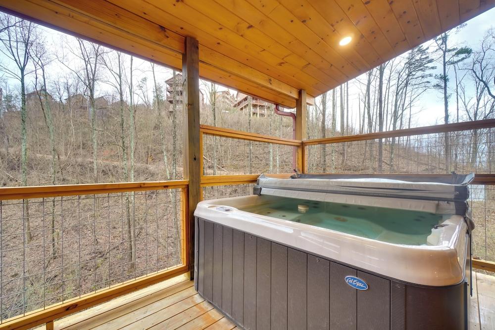 12 Mi to Gsmnp: Cabin w/ Game Room in Sevierville