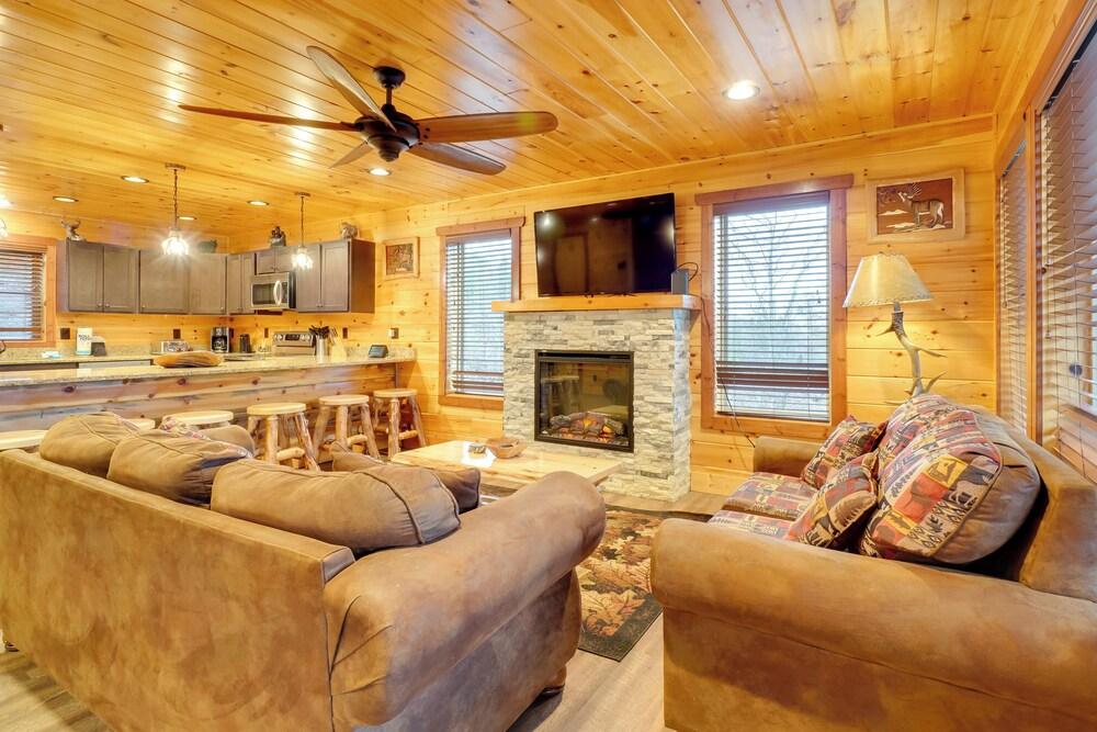 Hot Tub, Game Room & Mtn Views: Sevierville Cabin