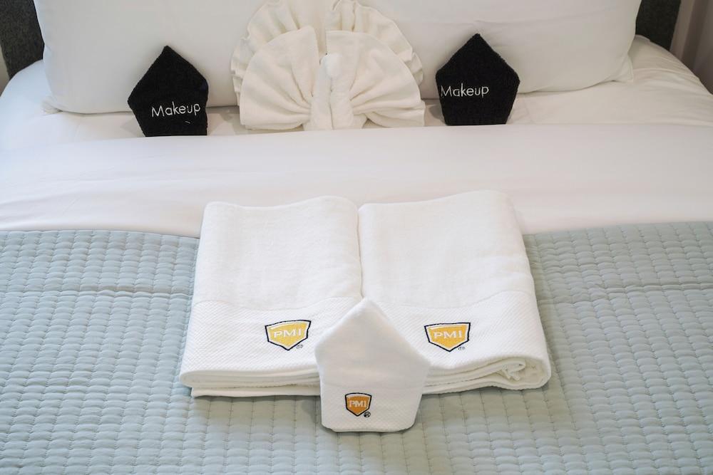 Oceanview Sunset View 3BR Luxe Home Yard