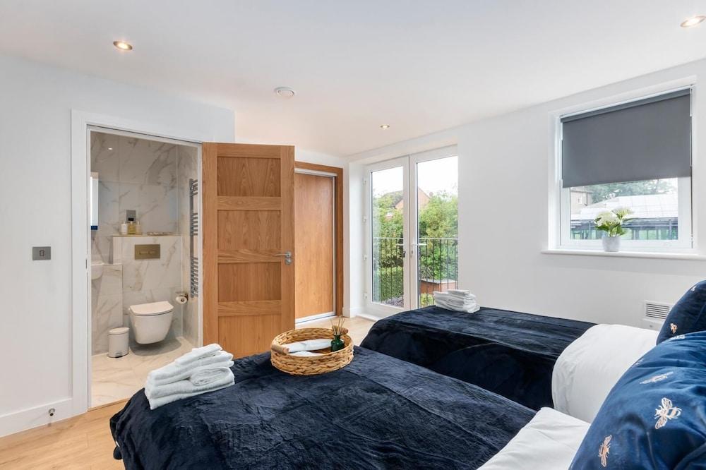 Deluxe 2-BR Saarb Apartment Leatherhead