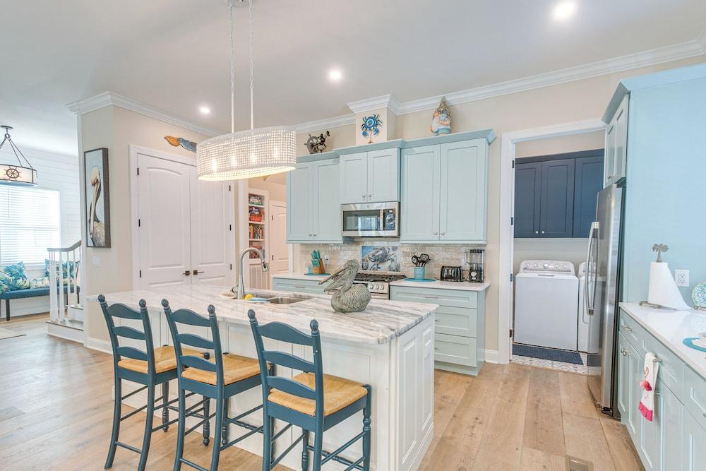 Walk to Public Beach: Hideaway in St Simons Island