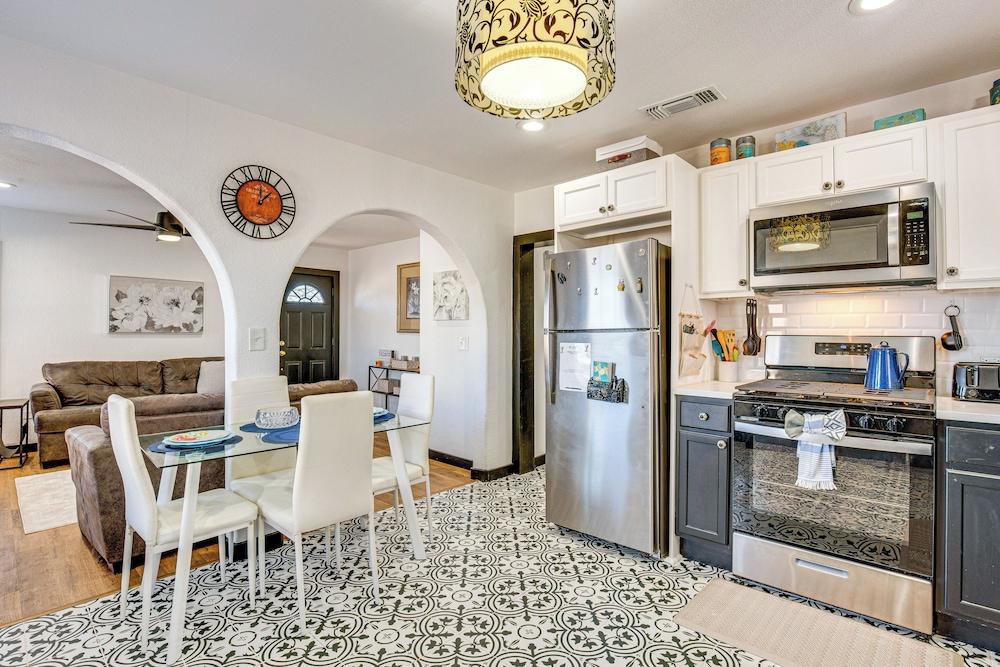 Grills, Fire Pit & Yard: Central Granbury Home!