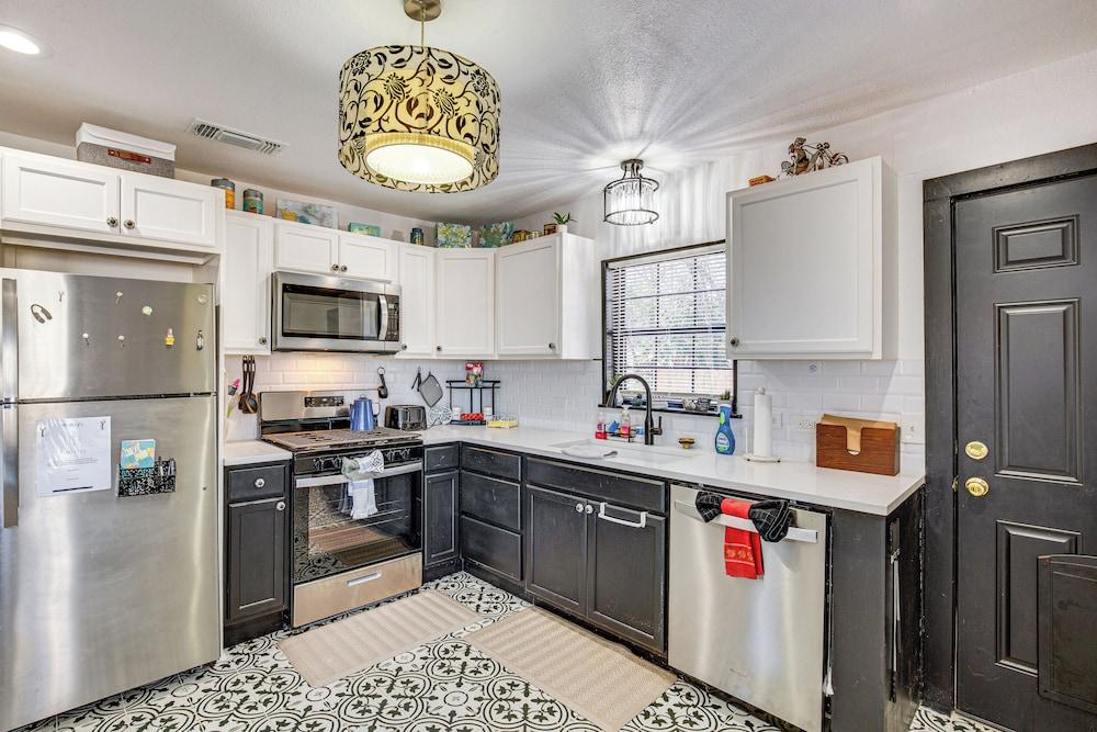 Grills, Fire Pit & Yard: Central Granbury Home!