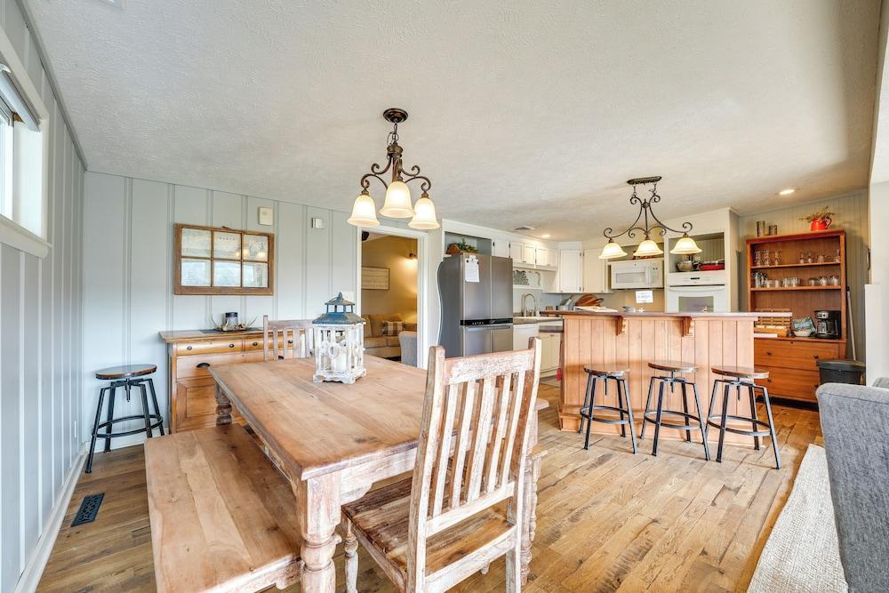 Cozy Table Rock Lake 'boathouse' w/ Pool Access