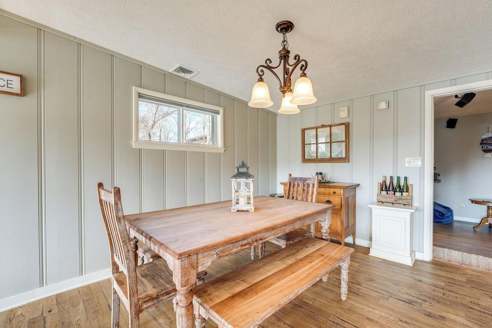 Cozy Table Rock Lake 'boathouse' w/ Pool Access