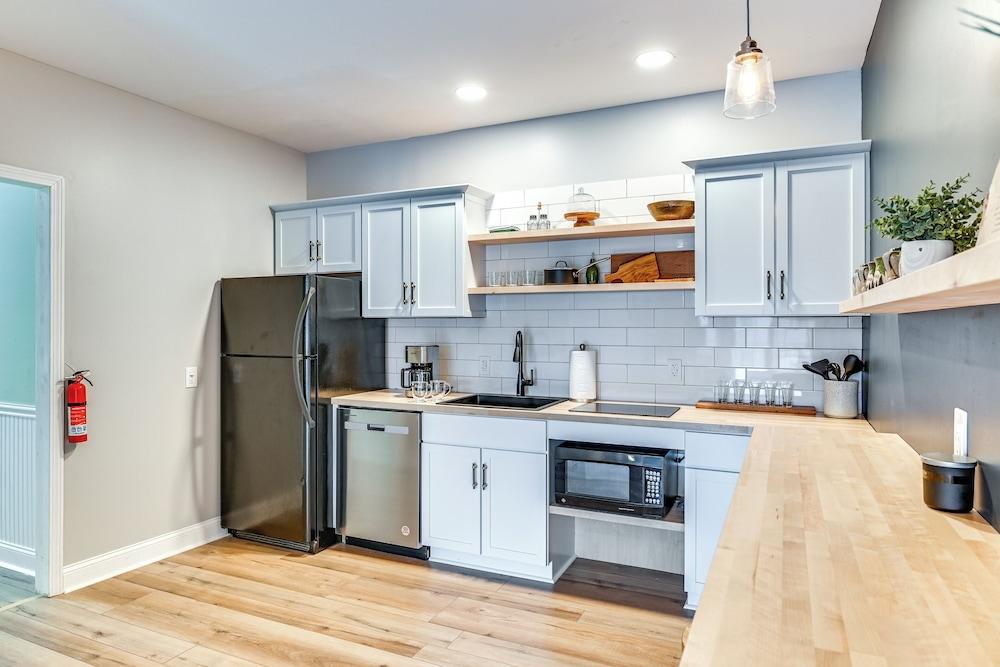 Mountain Views & Fire Pit: Sandgate Getaway