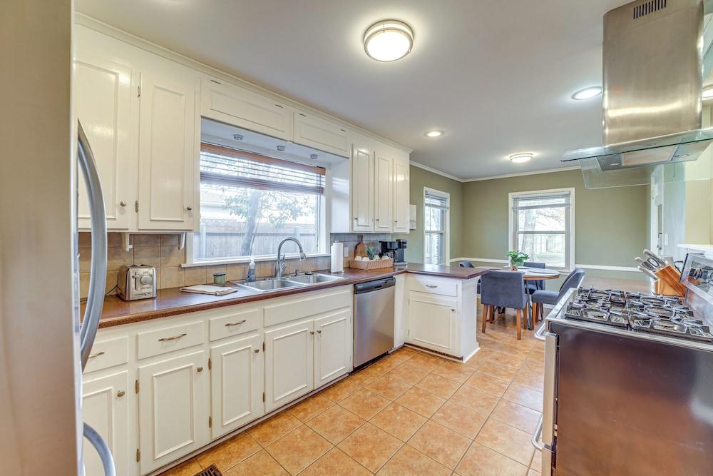 Tulsa Home 5 Mi to Downtown: Groups Welcome!