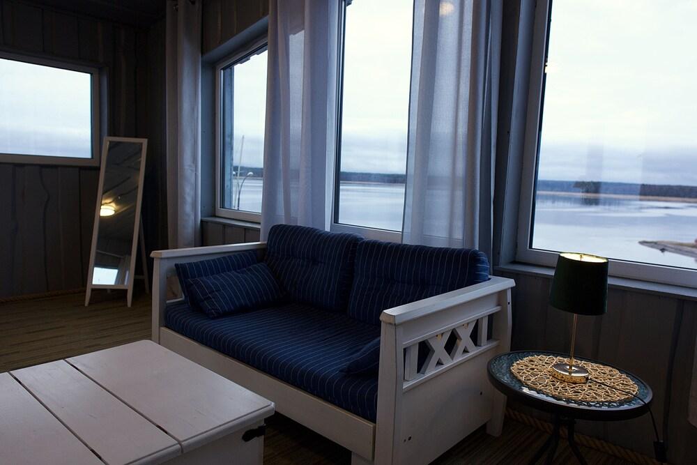 Vergi Harbor and Hotel Wirkes'