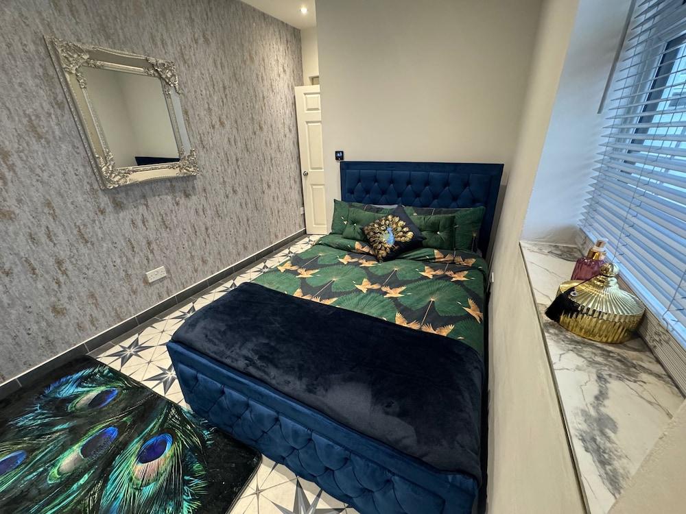 Gloucester - Apartment - Sleeps 2 - Parking - 97ws