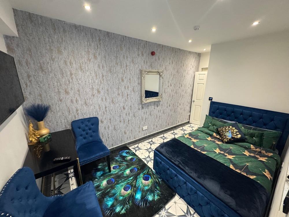 Gloucester - Apartment - Sleeps 2 - Parking - 97ws