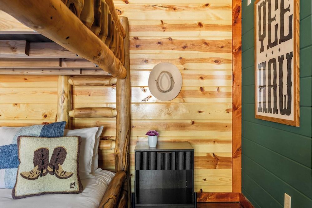 Sleeps 20! Indoor Pool & Home Theater Redesigned Boulder Ridge by Avantstay