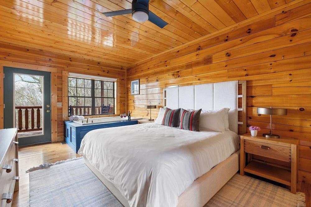 Sleeps 16! Hot Tub, View Mins From Dollywood Bears Den Way by Avantstay