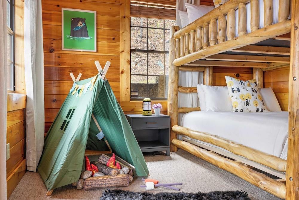 Sleeps 16! Hot Tub, View Mins From Dollywood Bears Den Way by Avantstay