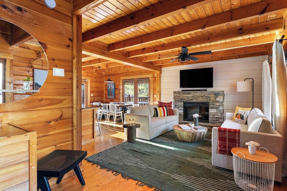 Redesigned, Hot Tub, Firepit, Billiards Pigeon Forge Riverbend by Avantstay