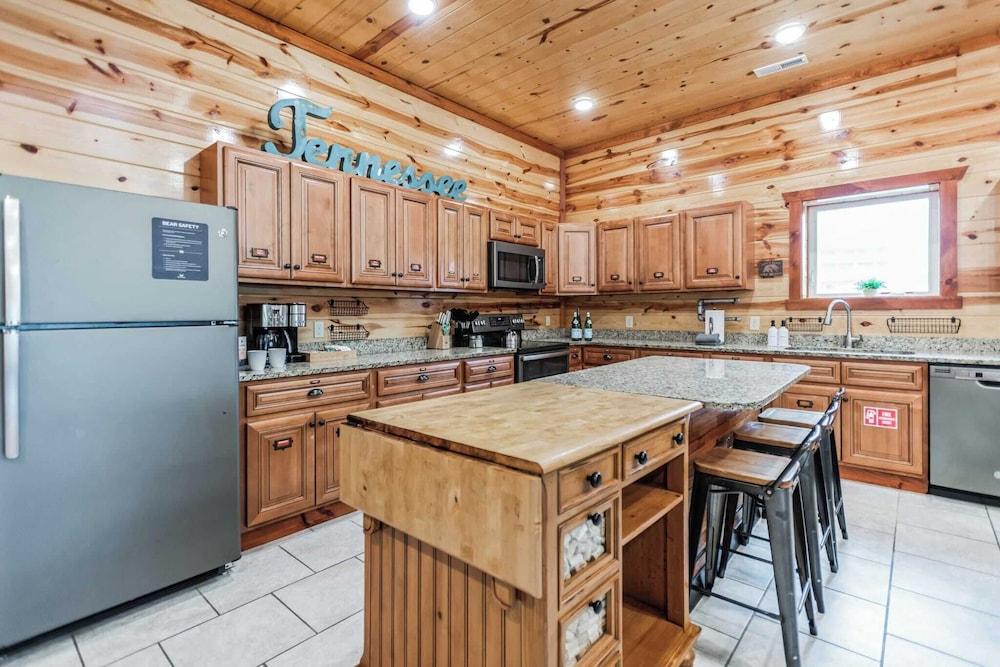 Laurel Point by Avantstay Sleeps 18! Indoor Pool, Hot Tub, Theater, Game Room