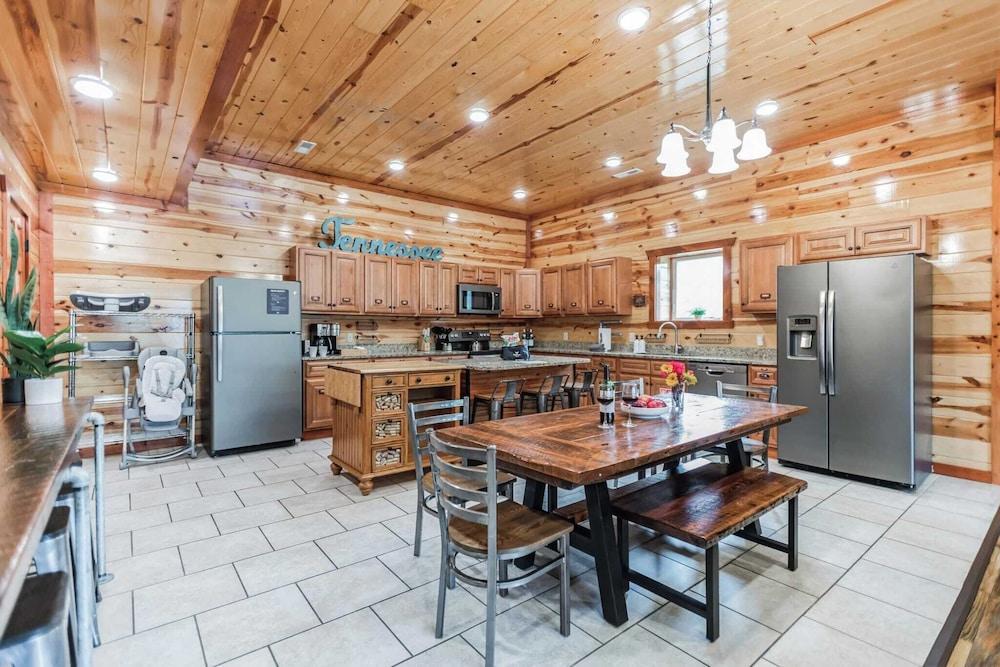 Laurel Point by Avantstay Sleeps 18! Indoor Pool, Hot Tub, Theater, Game Room