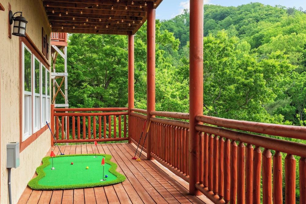Smoky Ridge by Avantstay Renovated Cabin w/ Indoor Pool Game Room + Theater