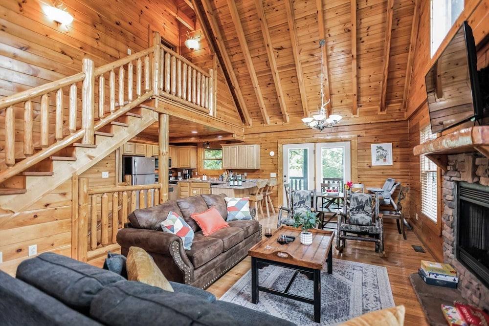 Resort Cabin w/ Hot Tub, Pool Table, Deck Views Summit View Way by Avantstay