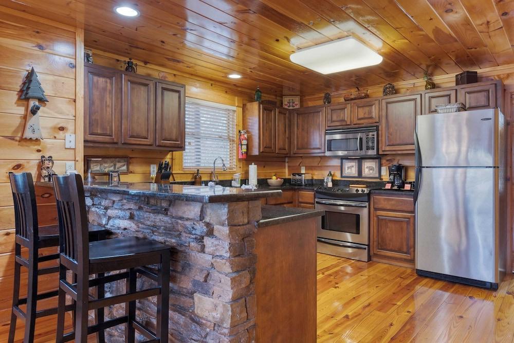 Cozy Cabin Near Dollywood Attractions Hot Tub, Game Room, Views Anne's Place