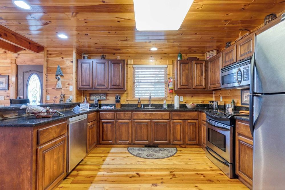 Cozy Cabin Near Dollywood Attractions Hot Tub, Game Room, Views Anne's Place