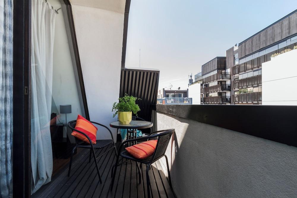 Melbourne Skyline Suite CBD with views