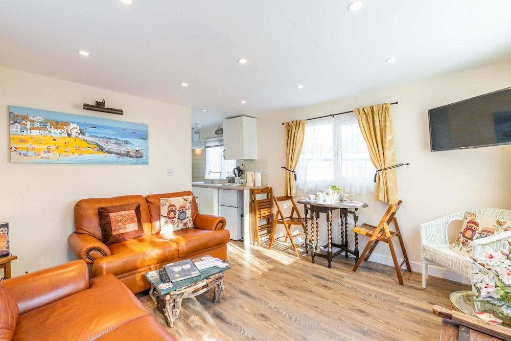 Host Stay Two Hoots Chalet