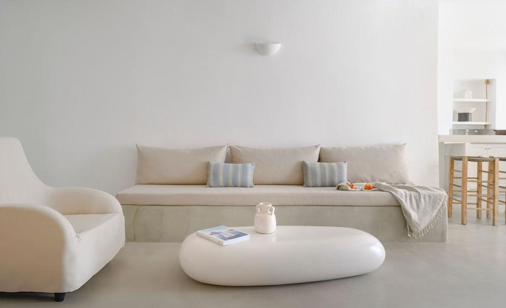 Hommage Suites With Caldera View & Hot tub