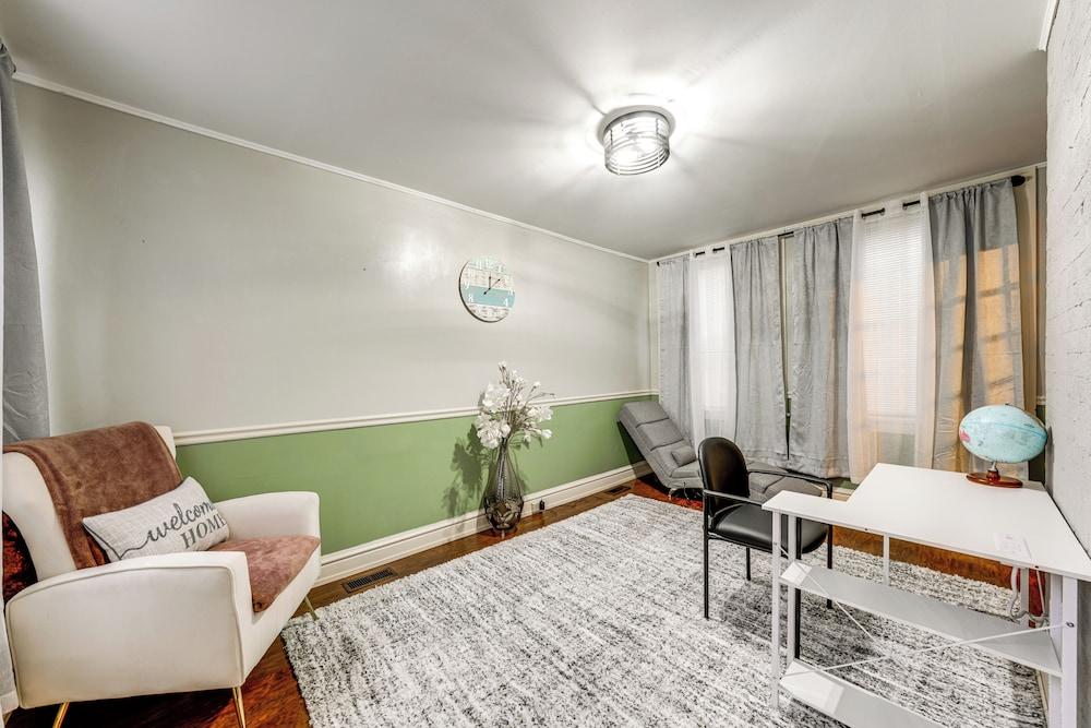 2 Mi to Dtwn: Spacious Apartment in Joliet